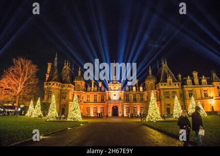 Waddesdon, Buckinghamshire, 13 novembre 2021 Natale a Waddesdon è nel suo 19 ° anno oltre 100,000 fata luci sono stati utilizzati per decorare. Il premiato spettacolo natalizio a Waddesdon, la Rothschild House & Gardens nel Buckinghamshire, mette in evidenza una mostra luminosa proiettata sulla facciata del Maniero, Paul Quezada-Neiman/Alamy Live News Foto Stock