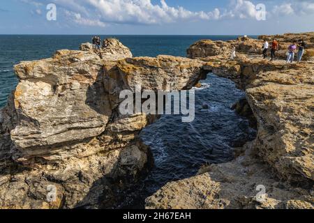 Famoso arco di pietra nel villaggio di Tyulenovo e località balneare sulla costa del Mar Nero, parte del comune di Shabla, provincia di Dobrich in Bulgaria Foto Stock