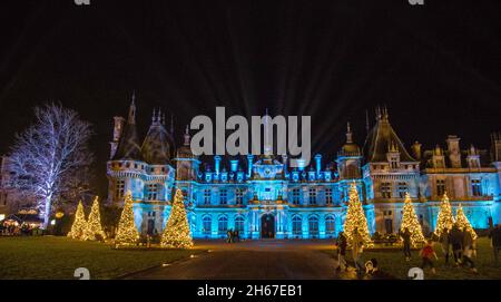 Waddesdon, Buckinghamshire, 13 novembre 2021 Natale a Waddesdon è nel suo 19 ° anno oltre 100,000 fata luci sono stati utilizzati per decorare. Il premiato spettacolo natalizio a Waddesdon, la Rothschild House & Gardens nel Buckinghamshire, mette in evidenza una mostra luminosa proiettata sulla facciata del Maniero, Paul Quezada-Neiman/Alamy Live News Foto Stock