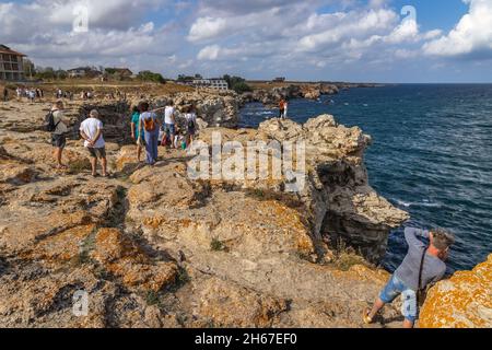 Famose scogliere nel villaggio di Tyulenovo e località balneare sulla costa del Mar Nero, parte del comune di Shabla, provincia di Dobrich in Bulgaria Foto Stock