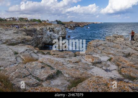 Famose scogliere nel villaggio di Tyulenovo e località balneare sulla costa del Mar Nero, parte del comune di Shabla, provincia di Dobrich in Bulgaria Foto Stock