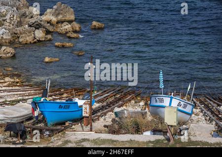 Barche da pesca nel villaggio di Tyulenovo e località balneare sulla costa del Mar Nero, parte del comune di Shabla, provincia di Dobrich in Bulgaria Foto Stock