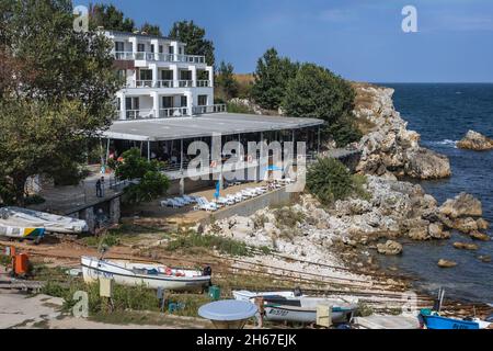 Barche da pesca e ristorante nel villaggio di Tyulenovo e località balneare sulla costa del Mar Nero, parte del comune di Shabla, provincia di Dobrich, Bulgaria Foto Stock