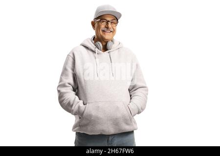 Uomo maturo e allegro con cuffie che indossano una felpa con cappuccio isolata su sfondo bianco Foto Stock