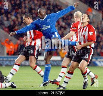 southampton contro chelsea. 22-11-03 JIMMY FLOYD HASSELBANK VEDE IL SUO COLPO ANDARE IN GRANDE pic mike Walker, 2003 Foto Stock