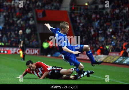 southampton contro chelsea. 22-11-03 damian duff è finito da paul telfer pic mike walker, 2003 Foto Stock