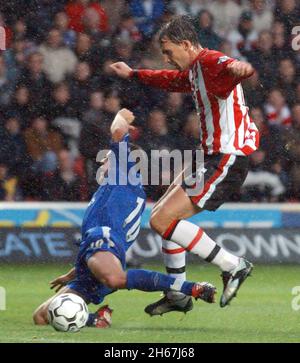 southampton contro chelsea. 22-11-03 JOE COLE SCENDE NELLA ZONA DI PENALITÀ DOPO UNA SFIDA DA CLAUS LUNDEKVAM PIC MIKE WALKER, 2003 Foto Stock