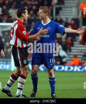 southampton contro chelsea. 22-11-03 damian duff ha un disaccordo con paul telfer pic mike walker, 2003 Foto Stock