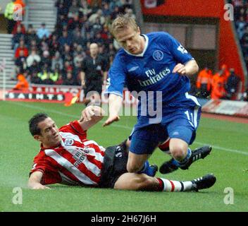 southampton contro chelsea. 22-11-03 damian duff è finito da paul telfer pic mike walker, 2003 Foto Stock