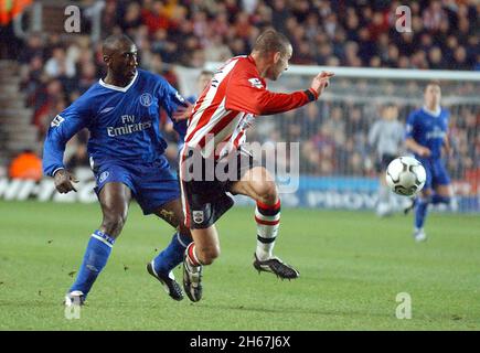 southampton contro chelsea. 22-11-03 JIMMY FLOD HASSELBANK È INGANNATO DA DANNY HIGGINBOTHAM pic mike Walker, 2003 Foto Stock