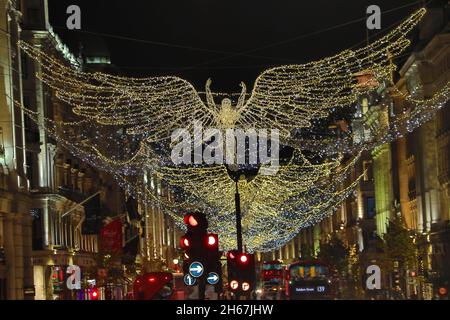 Londra, Regno Unito. 13 Nov 2021. Angel ha plasmato le decorazioni natalizie in Regent Street a Londra, Inghilterra Credit: Paul Brown/Alamy Live News Foto Stock