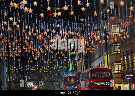 London, UK. 13th Nov, 2021. Star shaped Christmas decorations in Oxford Street in London, England Credit: Paul Brown/Alamy Live News Foto Stock