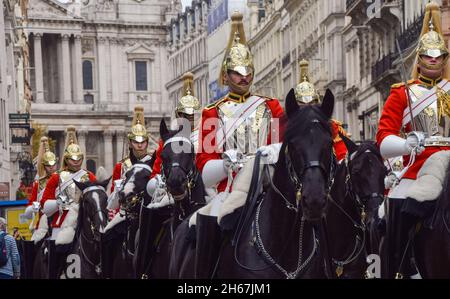 Londra, Regno Unito. 13 Nov 2021. I membri della Casa Cavalleria sono visti durante lo spettacolo del Sindaco del Signore. Lo spettacolo del Sindaco del Signore è una sfilata pubblica che segna l'inaugurazione del nuovo sindaco del Signore della città di Londra, il distretto finanziario della capitale. Il 693a Signore Sindaco è Alderman Vincent Keaveny. (Foto di Vuk Valcic/SOPA Images/Sipa USA) Credit: Sipa USA/Alamy Live News Foto Stock