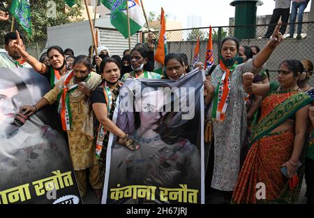 Mumbai, India. 13 Nov 2021. I sostenitori del partito congressuale urlano slogan e battono la bandiera dell'attrice bollywood Kangana Ranaut con i loro calciatori, durante la manifestazione. La protesta è stata contro i suoi commenti che l'India ha raggiunto la 'libertà reale' nel 2014, quando il governo guidato Narendra modi è entrato nel potere e l'indipendenza raggiunto nel 1947 è stato elemosina. Credit: SOPA Images Limited/Alamy Live News Foto Stock