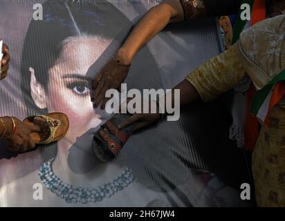 Mumbai, India. 13 Nov 2021. I sostenitori del partito congressuale hanno battuto la bandiera dell'attrice bollywood Kangana Ranaut con i calciatori, durante la manifestazione. La protesta è stata contro i suoi commenti che l'India ha raggiunto la 'libertà reale' nel 2014, quando il governo guidato Narendra modi è entrato nel potere e l'indipendenza raggiunto nel 1947 è stato elemosina. Credit: SOPA Images Limited/Alamy Live News Foto Stock