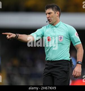 High Wycombe, Regno Unito. 13 Nov 2021. Arbitro Tom Nield durante la partita della Sky Bet League 1 tra Wycombe Wanderers e Portsmouth ad Adams Park, High Wycombe, Inghilterra, il 13 novembre 2021. Foto di Andy Rowland. Credit: Prime Media Images/Alamy Live News Foto Stock