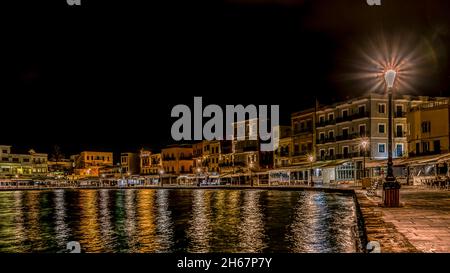 Scenario notturno nel porto veneziano di Chania con luci riflettori in acqua, Chania, Creta, Grecia, Ottobre 13, 2021 Foto Stock