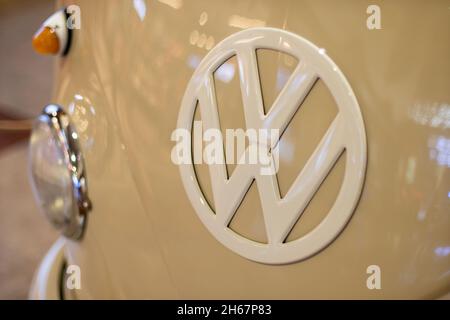 Izmir, Turchia - 21 giugno 2021: Primo piano di un logo Volkswagen su un microbus volkswagen. Foto Stock