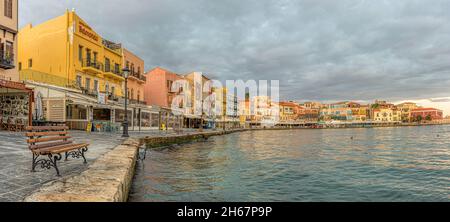 Il luminoso porto veneziano di Chania alla prima luce soffusa del mattino, Creta, Grecia, 13 ottobre 2021 Foto Stock