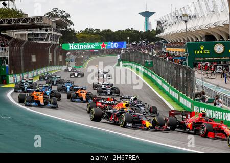 San Paolo, Brasile. 13 Nov 2021. Partenza, Sprint Qualifiche, #55 Carlos Sainz (ESP, Scuderia Ferrari Mission Winnow), #11 Sergio Perez (MEX, Red Bull Racing), Gran Premio di F1 del Brasile all'Autodromo Jose Carlos Pace il 13 novembre 2021 a San Paolo, Brasile. (Foto di HOCH ZWEI) Credit: dpa/Alamy Live News Foto Stock