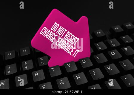 Scrivere il testo visualizzato non resistere cambiare abbraccio esso. Parola per essere aperto ai cambiamenti prova le nuove cose positive Abstract che raccoglie gli indizi di indagine Foto Stock