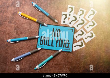Testo della scrittura Nessun bullismo. Panoramica aziendale arresto del comportamento aggressivo tra i bambini squilibrio di potere scrivere le inchieste e pensare a nuove idee Foto Stock
