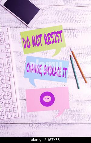 Scrivere il testo visualizzato non resistere cambiare abbraccio esso. Parola per essere aperto ai cambiamenti prova le nuove cose positive nuovo Business Planning e idee di ricerca Foto Stock