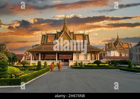 Phnom Penh, Cambogia - Feb, 12, 2018. Tramonto nel Palazzo reale, a Phnom Penh, Cambogia. E' un complesso di edifici che serve come i resi reali Foto Stock