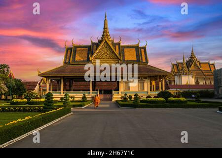 Phnom Penh, Cambogia - Feb, 12, 2018. Tramonto nel Palazzo reale, a Phnom Penh, Cambogia. E' un complesso di edifici che serve come i resi reali Foto Stock