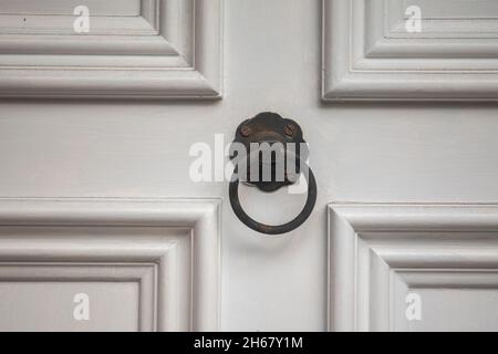 Porta bussata sulla storica Old Stone Church in Upper Saddle River, New Jersey Foto Stock