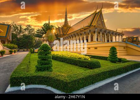 Phnom Penh, Cambogia - Feb, 12, 2018. Tramonto nel Palazzo reale, a Phnom Penh, Cambogia. E' un complesso di edifici che serve come i resi reali Foto Stock