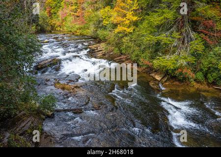 Il colore autunnale alle Sequee Falls (o Soque Falls) viste da Mark of the Potter nelle North Georgia Mountains vicino a Clarkesville, Georgia. (USA) Foto Stock