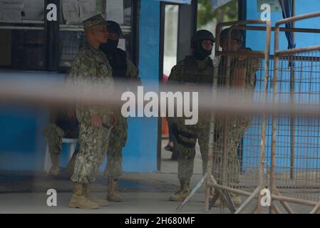 (211114) -- GUAYAQUIL, 14 novembre 2021 (Xinhua) -- ufficiali di polizia stanno guardia fuori dalla Penitenzieria Litorale dopo che gli scontri avvenuti nella prigione di Guayaquil, Ecuador, 13 novembre 2021. Il bilancio delle vittime degli scontri alla Penitenzieria Litorale nella città ecuadoriana di Guayaquil è salito a 68, l'Ufficio del Procuratore Generale di Stato ha riferito sabato. Gli scontri si sono verificati venerdì sera e sabato presto e hanno lasciato un bilancio iniziale di 58 morti e 12 feriti, secondo un precedente rapporto della polizia e del governo provinciale Guayas. La polizia ha detto che gli scontri sono stati Foto Stock