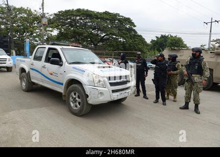 (211114) -- GUAYAQUIL, 14 novembre 2021 (Xinhua) -- ufficiali di polizia stanno guardia fuori dalla Penitenzieria Litorale dopo che gli scontri avvenuti nella prigione di Guayaquil, Ecuador, 13 novembre 2021. Il bilancio delle vittime degli scontri alla Penitenzieria Litorale nella città ecuadoriana di Guayaquil è salito a 68, l'Ufficio del Procuratore Generale di Stato ha riferito sabato. Gli scontri si sono verificati venerdì sera e sabato presto e hanno lasciato un bilancio iniziale di 58 morti e 12 feriti, secondo un precedente rapporto della polizia e del governo provinciale Guayas. La polizia ha detto che gli scontri sono stati Foto Stock