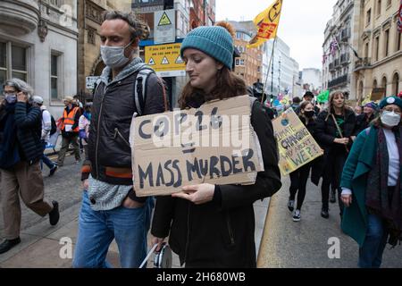 Londra, Regno Unito. 13 novembre 2021. Estinzione gli attivisti climatici della ribellione prendono parte ad un aumento e la marcia Rebel organizzata in coincidenza con la fine e il previsto fallimento del vertice sul clima della COP26. Gli attivisti intendevano inviare un messaggio al governo del Regno Unito secondo cui le proteste per garantire un'azione urgente per affrontare l'emergenza climatica ed ecologica continueranno. Credit: Mark Kerrison/Alamy Live News Foto Stock