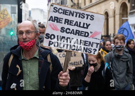 Londra, Regno Unito. 13 novembre 2021. Estinzione gli attivisti climatici della ribellione prendono parte ad un aumento e la marcia Rebel organizzata in coincidenza con la fine e il previsto fallimento del vertice sul clima della COP26. Gli attivisti intendevano inviare un messaggio al governo del Regno Unito secondo cui le proteste per garantire un'azione urgente per affrontare l'emergenza climatica ed ecologica continueranno. Credit: Mark Kerrison/Alamy Live News Foto Stock