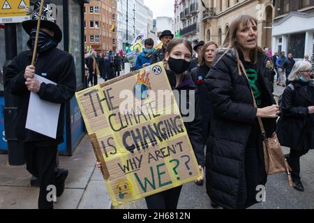 Londra, Regno Unito. 13 novembre 2021. Estinzione gli attivisti climatici della ribellione prendono parte ad un aumento e la marcia Rebel organizzata in coincidenza con la fine e il previsto fallimento del vertice sul clima della COP26. Gli attivisti intendevano inviare un messaggio al governo del Regno Unito secondo cui le proteste per garantire un'azione urgente per affrontare l'emergenza climatica ed ecologica continueranno. Credit: Mark Kerrison/Alamy Live News Foto Stock