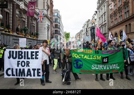 Londra, Regno Unito. 13 novembre 2021. Estinzione gli attivisti climatici della ribellione prendono parte ad un aumento e la marcia Rebel organizzata in coincidenza con la fine e il previsto fallimento del vertice sul clima della COP26. Gli attivisti intendevano inviare un messaggio al governo del Regno Unito secondo cui le proteste per garantire un'azione urgente per affrontare l'emergenza climatica ed ecologica continueranno. Credit: Mark Kerrison/Alamy Live News Foto Stock