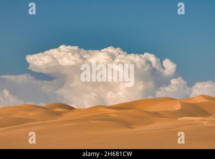 Dune di sabbia imperiali vicino a Yuma, Arizona. Antenna con cielo blu e nuvole bianche Foto Stock