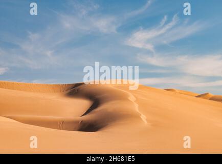 Dune di sabbia imperiali vicino a Yuma, Arizona. Antenna con cielo blu e nuvole bianche Foto Stock