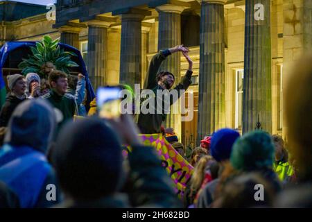 Gli attivisti del cambiamento climatico si sono schierati a fianco di un sistema sonoro, durante la COP26 del 6 novembre 2021, a Saltmarket, Glasgow, Scozia, REGNO UNITO Foto Stock