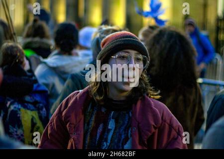 Gli attivisti del cambiamento climatico si sono schierati a fianco di un sistema sonoro, durante la COP26 del 6 novembre 2021, a Saltmarket, Glasgow, Scozia, REGNO UNITO Foto Stock