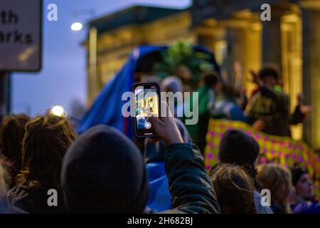 Gli attivisti del cambiamento climatico si sono schierati a fianco di un sistema sonoro, durante la COP26 del 6 novembre 2021, a Saltmarket, Glasgow, Scozia, REGNO UNITO Foto Stock