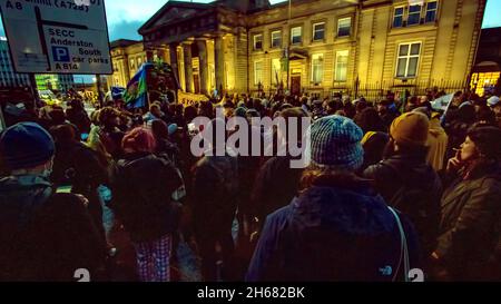 Gli attivisti del cambiamento climatico si sono schierati a fianco di un sistema sonoro, durante la COP26 del 6 novembre 2021, a Saltmarket, Glasgow, Scozia, REGNO UNITO Foto Stock