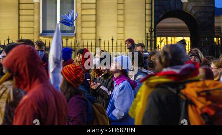 Gli attivisti del cambiamento climatico si sono schierati a fianco di un sistema sonoro, durante la COP26 del 6 novembre 2021, a Saltmarket, Glasgow, Scozia, REGNO UNITO Foto Stock