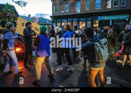 Gli attivisti del cambiamento climatico si sono schierati a fianco di un sistema sonoro, durante la COP26 del 6 novembre 2021, a Saltmarket, Glasgow, Scozia, REGNO UNITO Foto Stock