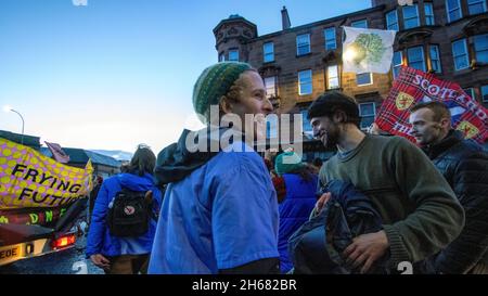 Gli attivisti del cambiamento climatico si sono schierati a fianco di un sistema sonoro, durante la COP26 del 6 novembre 2021, a Saltmarket, Glasgow, Scozia, REGNO UNITO Foto Stock