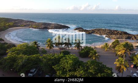 Spiaggia a Manati Puerto Rico in erano le onde aperte come un conch. Foto Stock