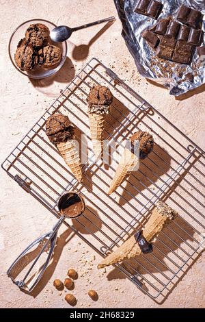 Gelato al cioccolato su una superficie di pietra, vista dall'alto. Gelato disposto su una griglia di raffreddamento in metallo Foto Stock