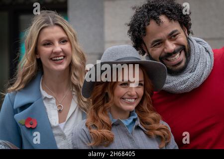 Cast of the West End Theatre produzione Disney: ‘Frozen: The Musical’ radunarsi a Covent Garden. Londra, Regno Unito. Foto Stock